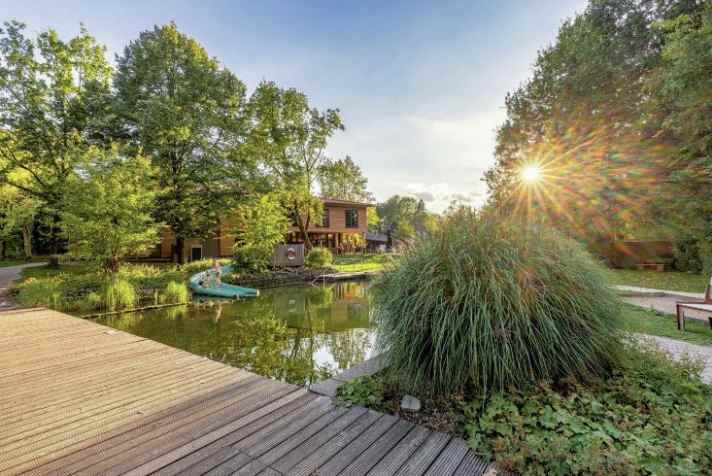 Eintritt frei für Camping-Gäste: Ohne Chlor und chemische Zusätze kann man sich im NaturFreiBad abkühlen