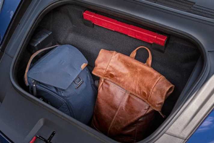 Der Frunk fasst gerade mal 135 Liter. Für Rucksäcke oder zwei Trolleys reicht’s
