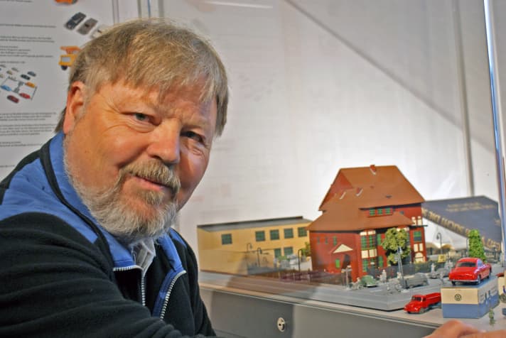 Von Kindesbeinen an ist Thomas Schneider ein Fan von Modellautos. Über Jahrzehnte hinweg hat er eine unverwechselbare Sammlung zusammengestellt. Einen Teil davon zeigt er in seinem Museum am Chiemsee. ]