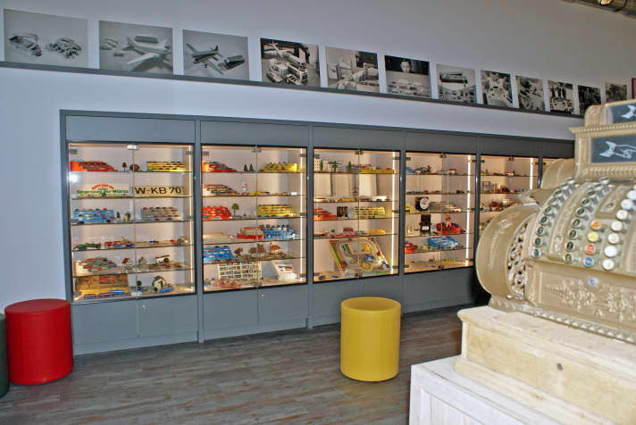 Das Modellautomuseum Bernau präsentiert seine Miniaturschätze in einer malerischen Atmosphäre, die perfekt an ein Spielwarengeschäft aus unseren Dreikäsehochzeiten erinnert ]