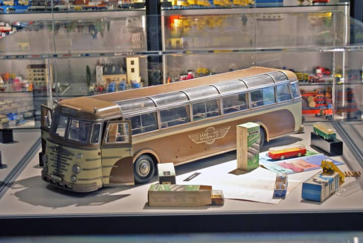 Neben zahlreichen Modellautos von Wiking , Schuco und Co sind auch ungewöhnliche Raritäten wie dieser sehr seltene Büssing-Bus in den Bernauer Vitrinen zu bestaunen ]