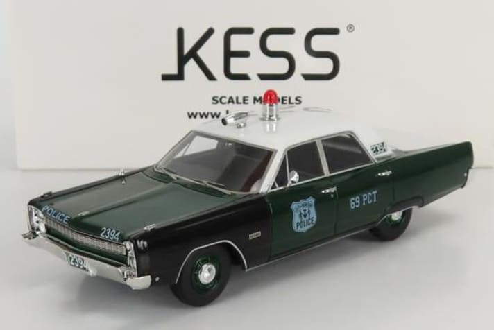 Der Plymouth Fury von 1968 ist ab November bei Kess in 1:43 auch als Streifenwagen unterwegs. Hier ist die Version der New York Police in Schwarz mit einem Weiß abgesetzem Dach zu sehen. ]