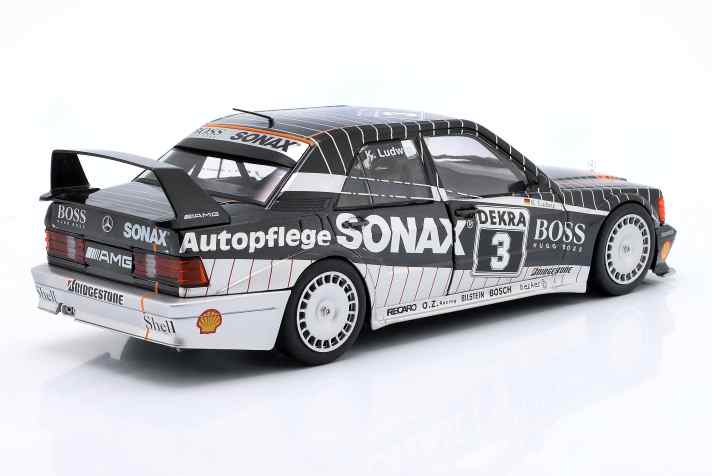 Mit dem Mercedes-Benz 190 E 2.5.1-6 Evo 2 bog Mercedes-Benz auch in der DTM auf die Erfolgsspur ein. Werk83 schenkt der etwas anderen Limousine mit fetten Heckflügel ein 1:18-Modell in verschiedenen Renn-Dekos. ] Foto: Werk