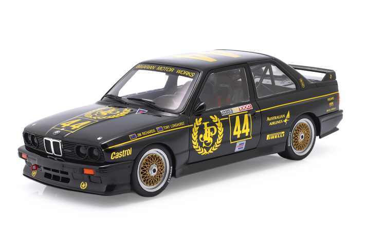 Seinen BMW M3 (E30) bringt Werk83 auch noch als Die-Cast-Modell des Klassensiegers der Division 2 bei
den 1000 Kilometern 1987 im australischen Bathurst in der schwarzen Dekoration der Startnummer 44 von Jim Richards und Tony Longhurst. Ebenfalls für 79,95 Euro.