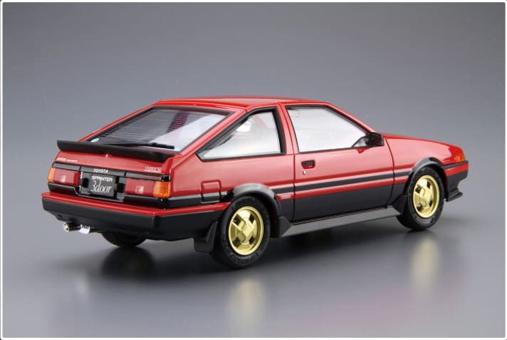 Da der Trueno von Aoshima die Ausstattung GT-Apex nachzeichnet, geht er originalgetreu in einer Zweifarbenlackierung mit schwarzen Karosserie unten an den Start