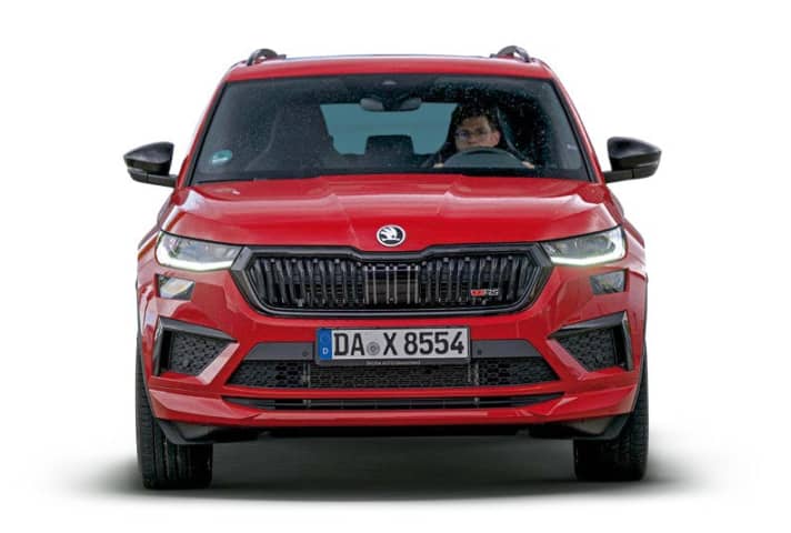 In Hochglanz-Schwarz lackierte Accessoires wie der flachere Frontgrill, die Außenspiegel oder die Dachreling sind RS-Merkmale, ebenso die eigenständige Frontschürze | Fotos J. Bürgermeister