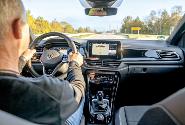 Die neue Armaturentafel des T-Roc ist weich geschäumt, der Infotainment-Bildschirm ist weit nach oben gewandert und liegt nun auf einer Sichtachse mit dem Cockpit