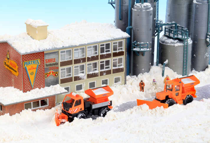 Schneeflüge in 1:87 sind Wiking sein Ding. Aber Ulrich Biene – Spezialist für die Ahnengalerie der weltberühmten Kunststoffautos – weiß, dass nicht nur der Unimog in H0 als Schneeräumer unterwegs war. ] Foto: Ulrich Biene