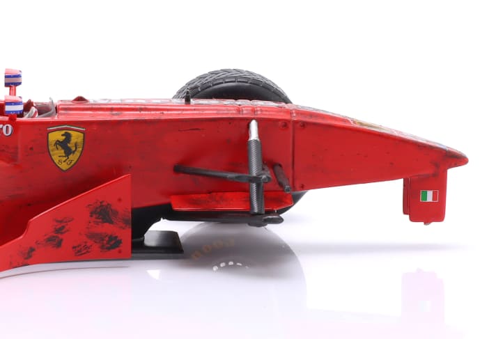 Auch ein fehlendes Rad kann eine ganz besonders gelungene 1:18-Neuheit auszeichnen, die als Überraschung das Rennsport-Starterfeld im Jahr 2026 auf interessante Art erweitert ] Foto: Werk