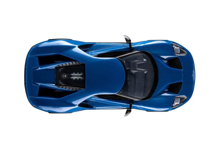 In der Draufsicht ist die doppelte B-Säule, die das Design des Ford GT so unverwechselbar macht, deutlich zu erkennen. Die Karosserie des GT-Kits hat Revell in Blaumetallic eingefärbt. ]