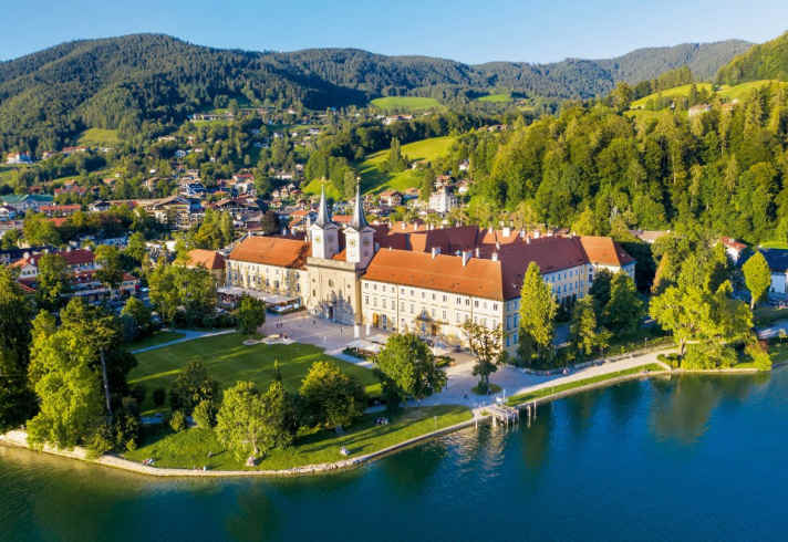 Hübsch eingebettet: das Herzogliche Schloss am Tegernsee, einst ein Benediktinerkloster