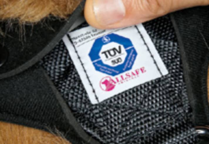   04.
 	Die Gurte sind an der Vorderseite teils reflektierend ausgestattet; hinten mit TÜV-Emblem