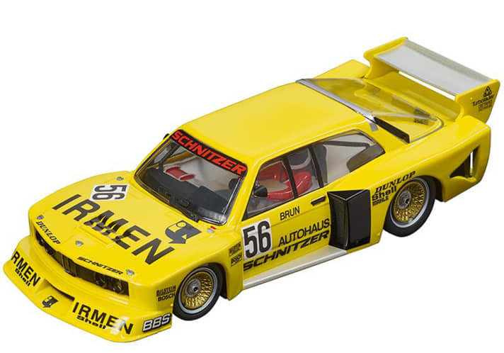 Neben der rotorangen Version des Teams Oppitzhauser bringt Carrera auch die gelbe Startnummer 56 von Walter Brun des BMW 320i Gruppe 5 in Flachbauversion in den Handel