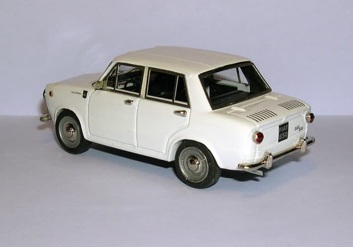 Rialto Models fertigt seine Miniaturen mit Karosserien aus Resine und setzt dabei auf wenige, sauber verarbeitete Zurücksteile zu Dekoration.