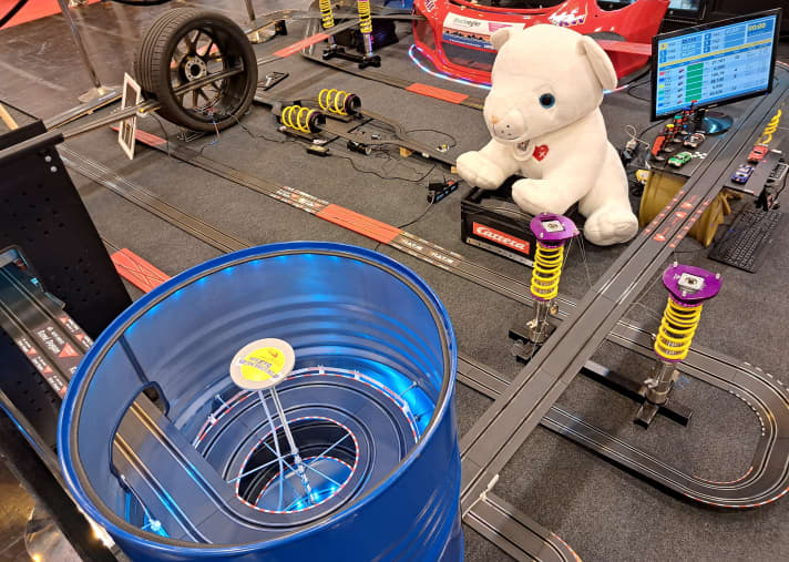 Für die kleinen Besucher hat der MBMC extra eine großzügig dimensionierte Carrera-Bahn aufgebaut, auf der die Piloten auf Bestzeitjagd gehen können