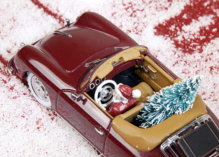 Und manchmal, wenn er in den Vorjahren so richtig fleißig gewesen ist, bekommt der Weihnachtsmann von seinem Chef auch einen ganz besonders tollen Schlitten spendiert.
