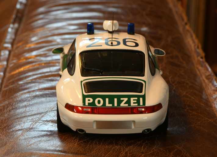 Was waren das für schöne Zeiten, als Polizisten – zumindest die in Stuttgart – noch leistungsfähige Streifenwagen bewegen durften. Minichamps erinnert daran mit einem ganz besonderen Porsche, der auch in Museum parkt. ] Foto: Markus Bolsinger