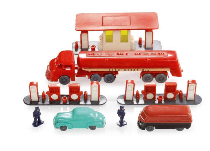 Der Henschel HS 190 Bimot Supertankwagen mit passender Esso-Tankstelle und zeitgenössischen H0-Miniaturen aus dem Hause Wiking