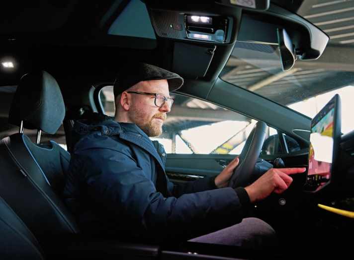 Selbst als großgewachsener Mensch sitzt es sich bequem auf dem Fahrersitz. Die zentrale Bedieneinheit des Wagens ist ein 15-Zoll-Touchscreen