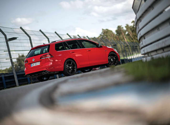   Die optionale Kombination aus 19 Zoll Räder, Cup-Sportreifen und DCC-Fahrwerk macht den Variant zum absoluten Handling-Künstler