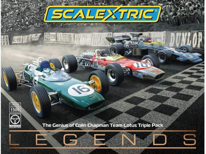 Scalextric liefert sein Chapman-Dreierset in 1:32 in einer repräsentativen Klappbox in edlem Design, sprich von einer “Limited Edition”, gibt aber leider keine konkrete Stückzahl an