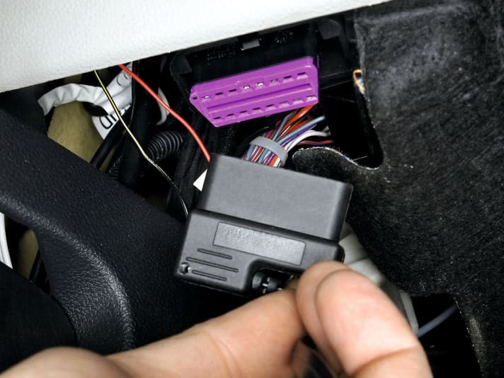   04.
 	Leitung vom Head-up links nach unten zur OBD-Buchse verlegen und dort einstecken