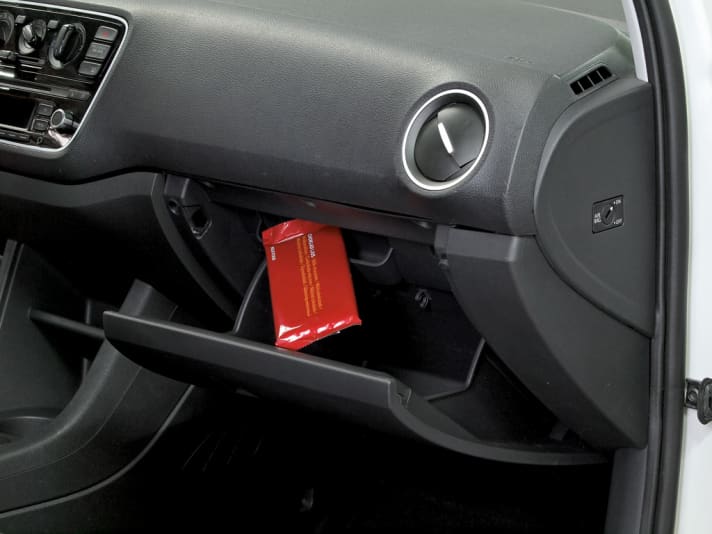   Das Handschuhfach mit Deckel, Aufnahme und Kleinteile kosten etwa 140 Euro