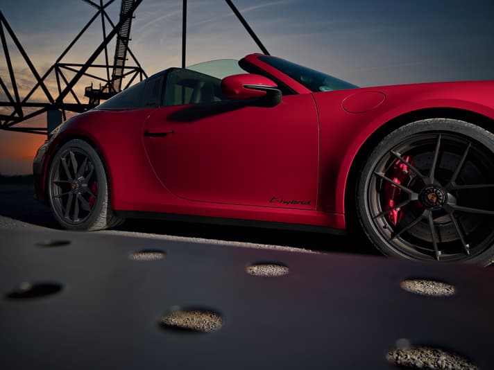 Dezenter Hinweis: Die Elektrifizierung ist lediglich am Schriftzug an den Türen zu erkennen