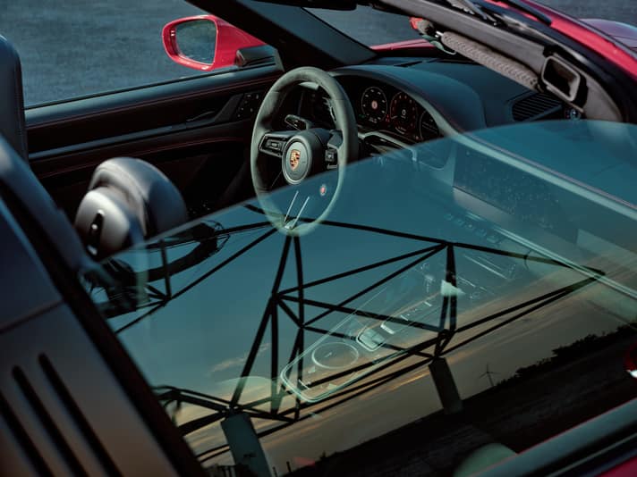 Blick durchs offene Dach: Das Cockpit im 911 GTS ist wie immer bei Porsche auf den Platz am Steuer ausgerichtet