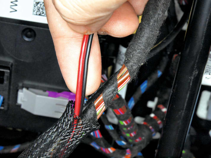   03.
 	Verlängerte Leitung in Gewebeschlauch des Sitzes bis zum Stecker führen