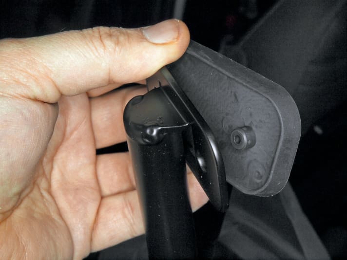   03.
 	Seitliche Gummi-Pads zur Schonung der Verkleidung aufstecken