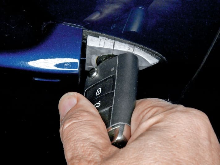   03.
 	Mechanisches Türschloss durch Drehen mit dem ausgeklappten Schlüsselbart öffnen