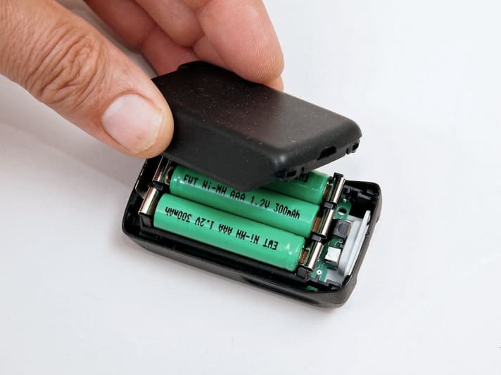   02.
 	Deckel der Leuchte abnehmen