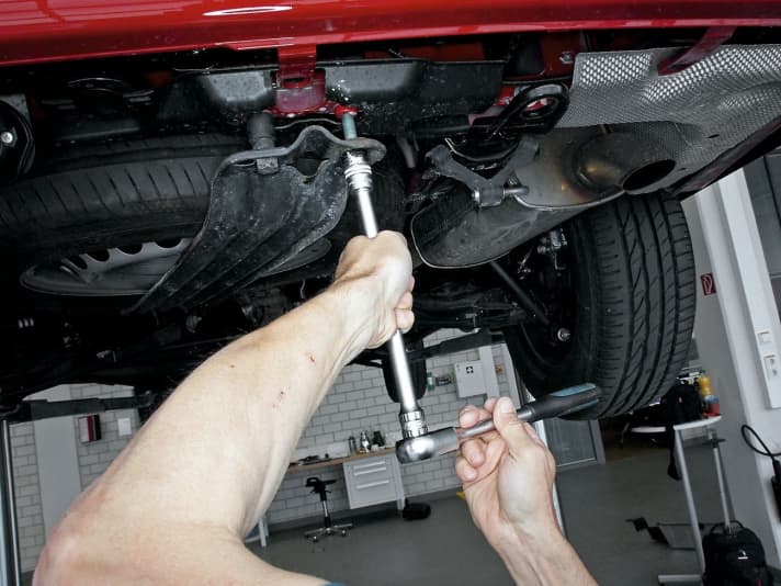   04.
 	Schrauben mit dem Radmuttern-Schlüssel anziehen