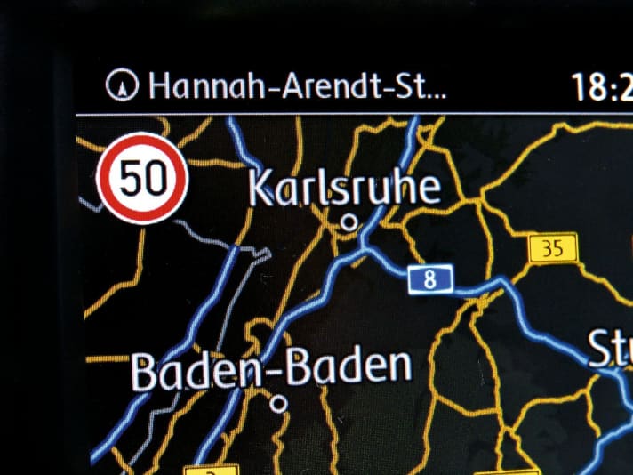   04.
 	Auch in der Navi-Ansicht des Mitteldisplays ist links oben das aktuelle Tempolimit zu sehen
