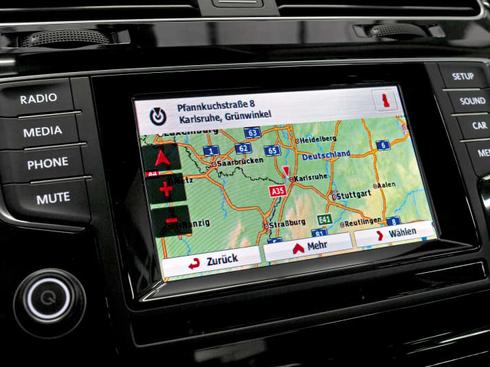   Die Axion-Navi-Nachrüstung NIK-VWZ01 für Composition Media kostet 899 Euro – inklusive steckfertigem Kabelsatz