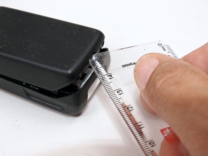   01.
 	Mit einem Nylon- oder Kunststoff-Werkzeug die beiden Leuchtenhälften aufspreizen