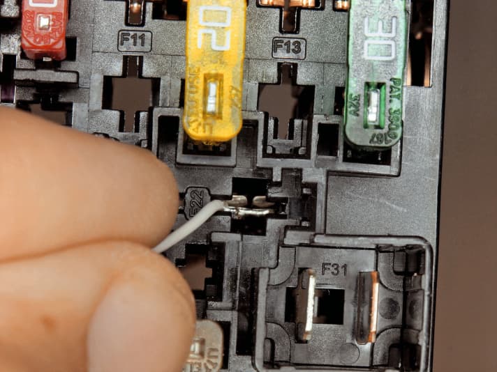   04.
 	Telefondraht wieder ablöten und Sicherung einstecken