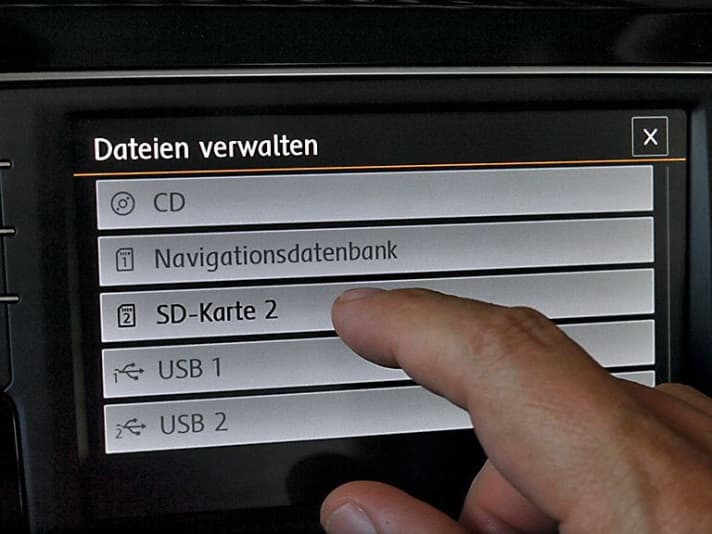   03.
 	Verwendeten SD-Karten-Slot im Menü des Gerätes auswählen