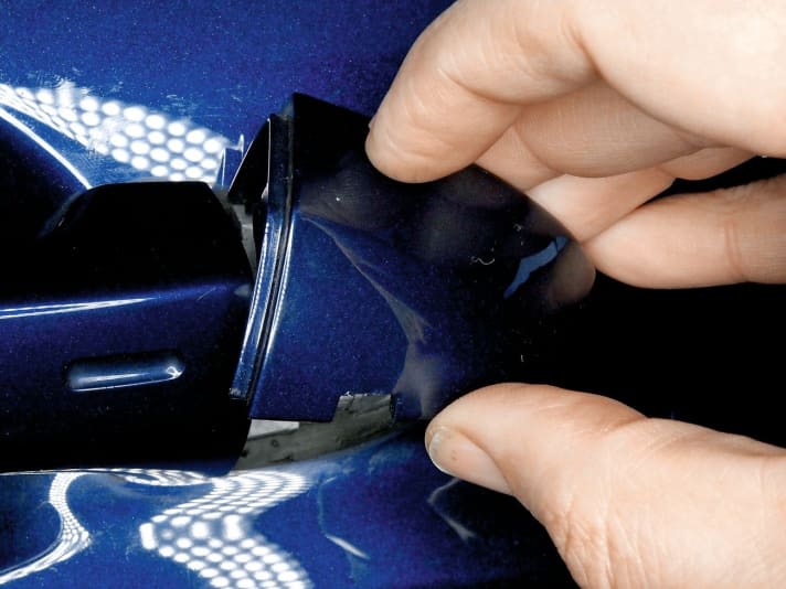   02.
 	Abdeckkappe nach hinten heraus ziehen