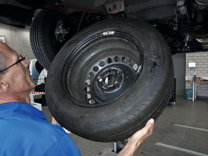   02.
 	Ersatzrad (kann Winter- bzw. Sommerrad sein) in den Bügel legen und hochdrücken