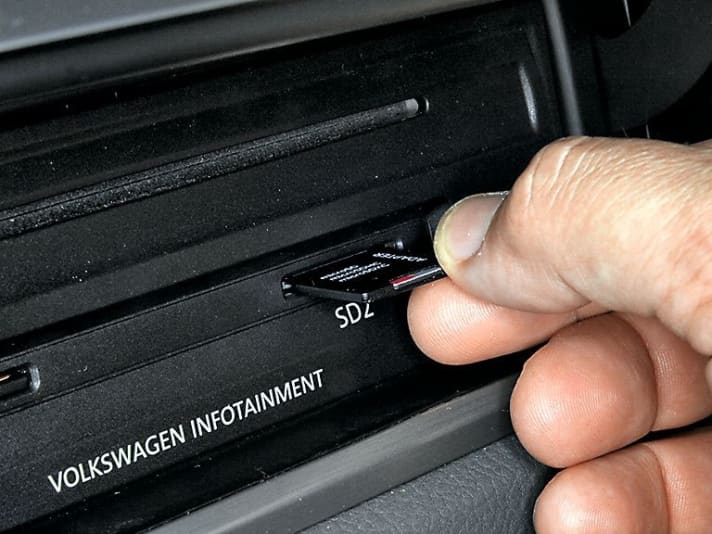   02.
 	Datei auf SD-Karte überspielen, diese dann in den Schlitz des Radios oder Navis stecken