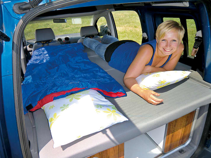   Caddy-Besitzer können mithilfe praktischer Reimo-Module ihren Pfiffikus in ein vollwertiges Wohnmobil mit Küche, Bett und Staumöglichkeiten verwandeln. Sogar eine Dusche haben die Reisemobil-Spezialisten vorgesehen. Demnächst ist gar ein Klappdach erhältlich