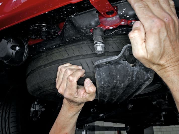   03.
 	Spannbügel auf die von der Rad-Dimension abhängigen Schrauben stecken und seitlich verschieben