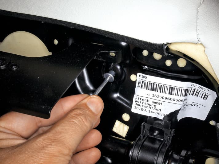   02.
 	Die zum jeweiligen Fahrzeug passenden Nieten einsetzen und mit einem geeigneten Werkzeug vernieten