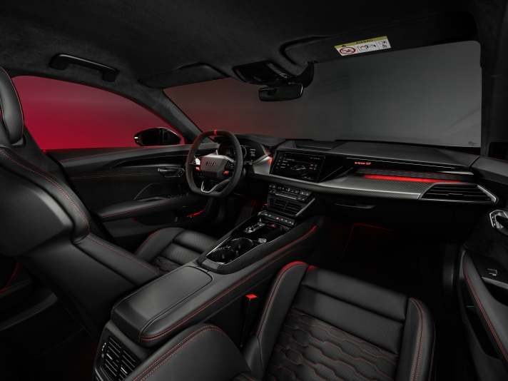 Audi hat den Innenraum überarbeitet und mit dem Audi virtual cockpit ausgestattet