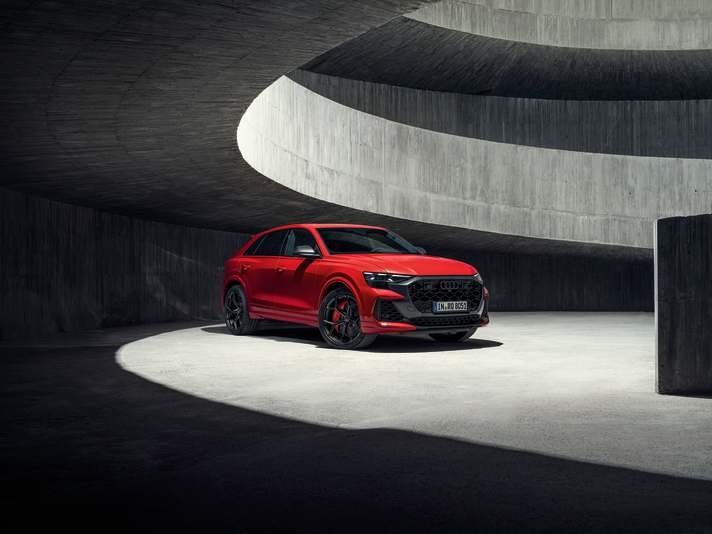 Über fünf Meter lang und knapp 1,70 Meter hoch – da fallen auch 23-Zöller gar nicht auf