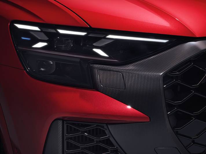 Erkennbar anders: Die RS Q8 Modelle haben eine abgedunkelte Blende. Optional gibt es die HD-Matrik-LED-Scheinwerfer mit Audi Laserlicht als Zusatzfernlicht
