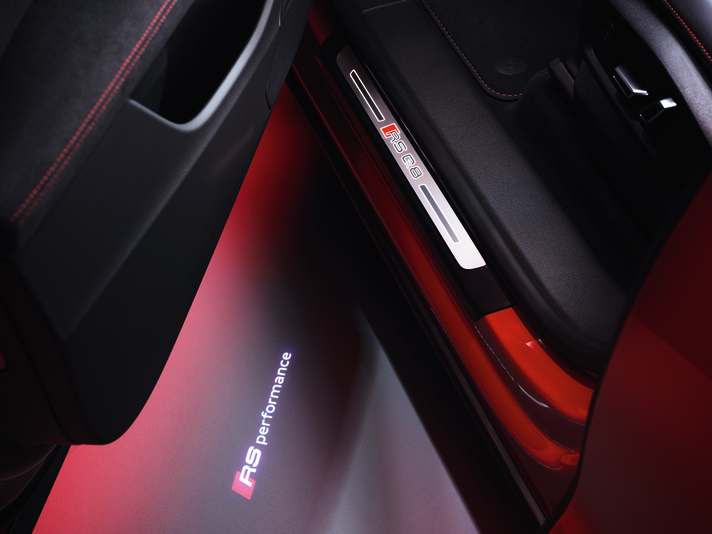 Exklusiv für das performance-Modell: die Einstiegs-LED zur Begrüßung