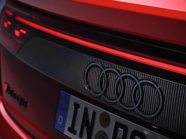 Erstmals kommt beim RS Q8 die OLED-Lichtleiste am Heck mit Schlusslichsignaturen zum Einsatz